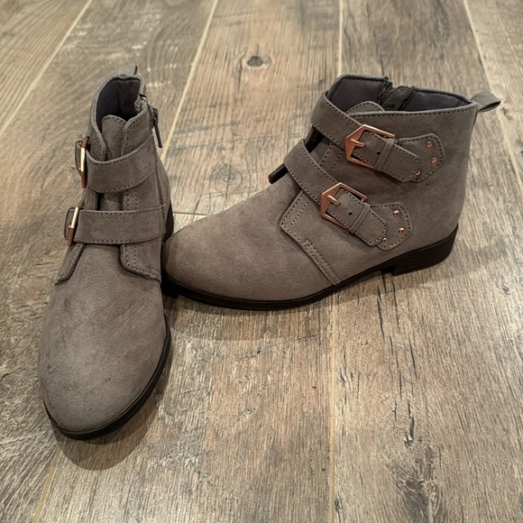 Old Navy Girl’s Heeled Grey Boots Size 2 - Picture 1 of 7